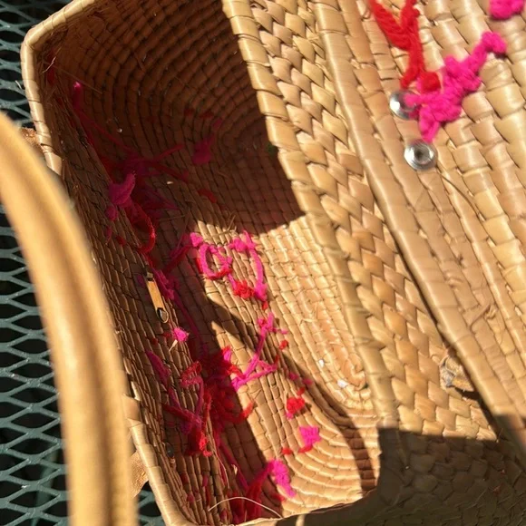 Vintage Satchel Handbag 1960's, 1970's? Tan Straw Woven Pink & Red Yarn Rosettes - Picture 7 of 9
